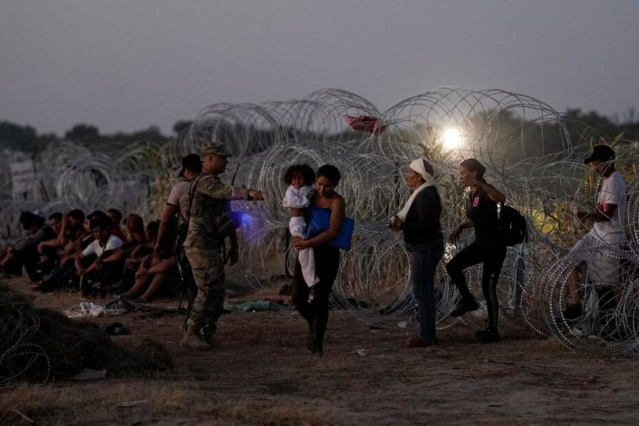 Migrantes que cruzaron el Río Bravo, hacia Estados Unidos, se forman para ser procesados por agentes de la Patrulla Fronteriza, en Eagle Pass, Texas. FOTO: ERIC GAY. AP