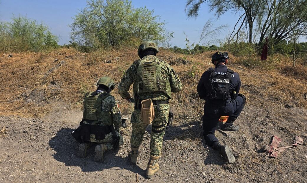 En una operación estratégica, personal militar y del Agrupamiento Especializado en Artefactos Explosivos de la Guardia Civil realizaron un barrido de varios kilómetros en el poblado de Catalinas, municipio de Apatzingán, localizando los mencionados explosivos, los cuales fueron destruidos de forma controlada. Foto: especial