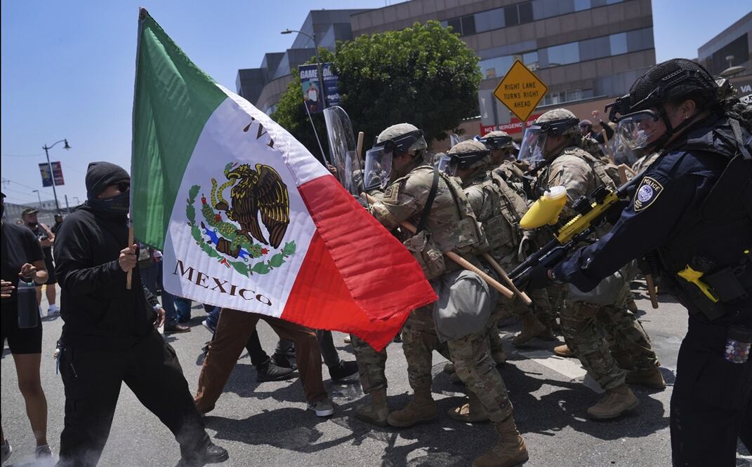 Manifestantes se enfrentan con policías antidisturbios en el centro de Los Ángeles, el domingo 8 de junio de 2025, tras las redadas migratorias por autoridades federales de inmigración. Foto: AP