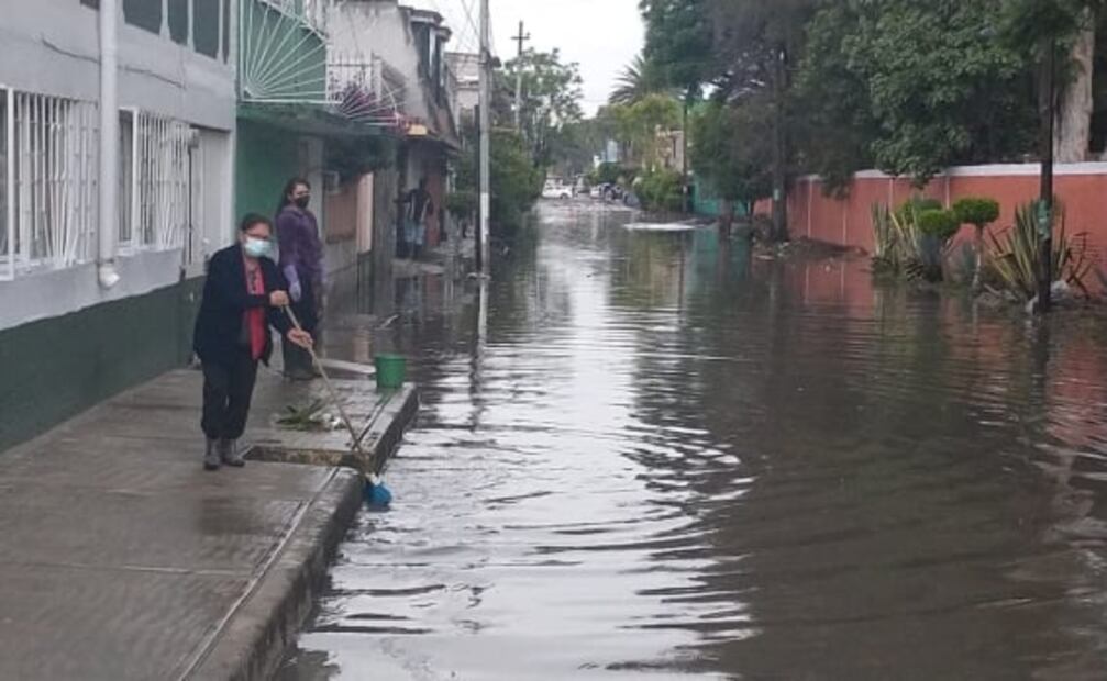 Lluvia deja inundaciones en principales vialidades de Ecatepec 