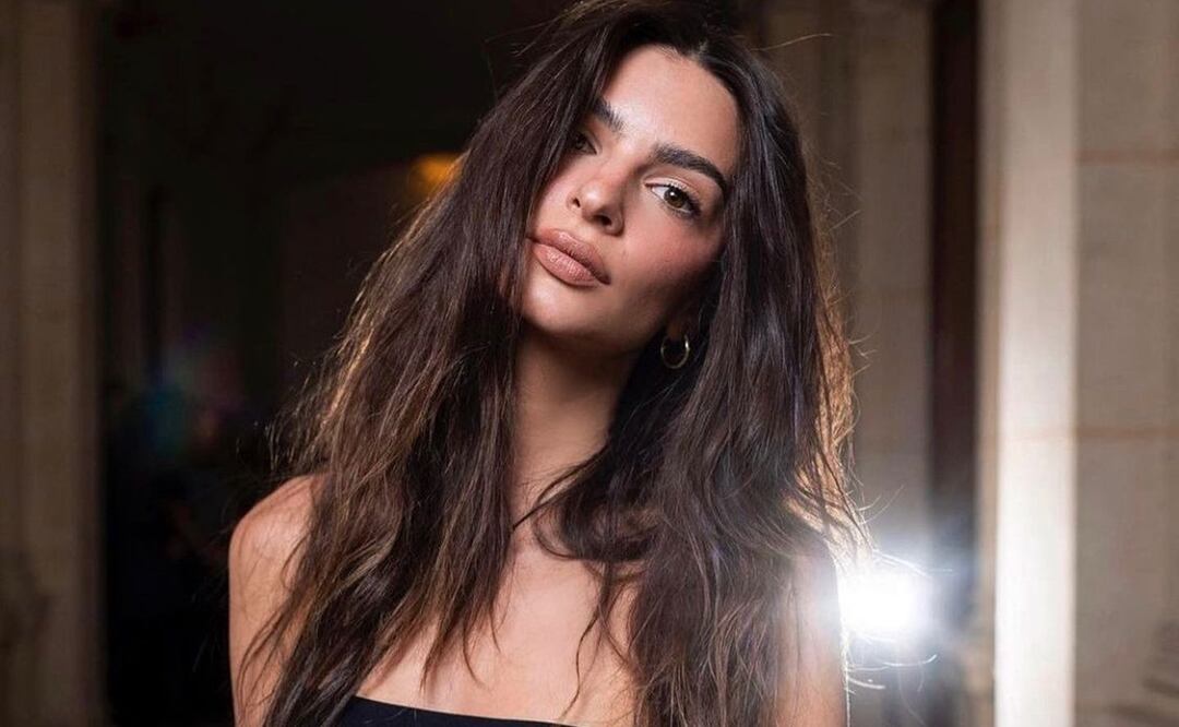 La modelo lució un vestido en tejido de red / Foto: Instagram @emrata