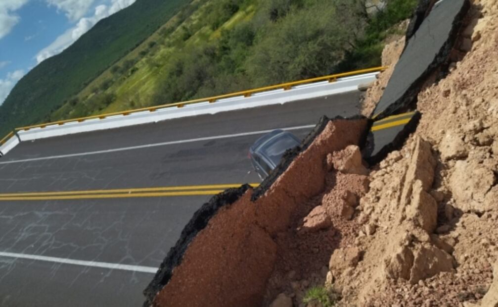 Colapsa puente vehícular en San Luis Potosí; reportan un muerto y 4 heridos