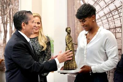Giovani Gutiérrez entrega reconocimiento a Prisca Awiti, medallista olímpica en París 2024