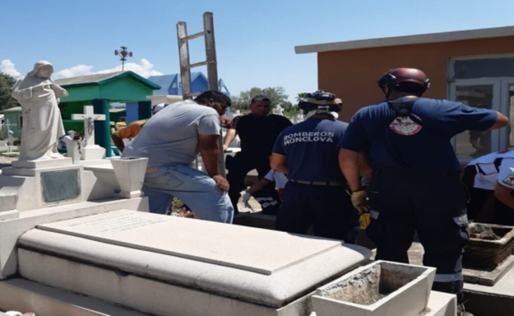 Mujer va a entierro y cae a tumba en panteón de Monclova
