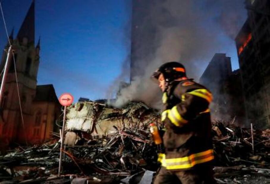 Video. Se incendia y colapsa edificio en Sao Paulo; hay al menos un muerto