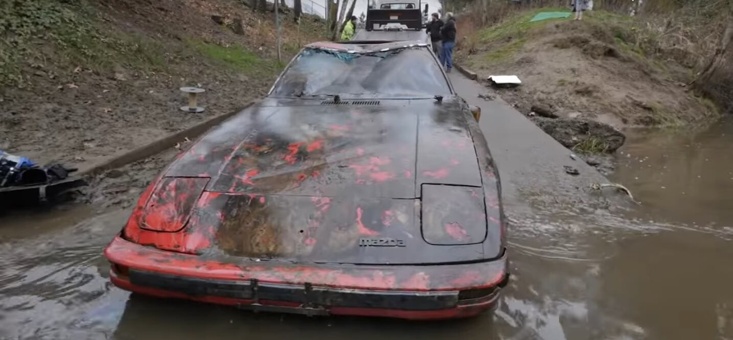 Buzos encuentran seis autos al fondo de un río