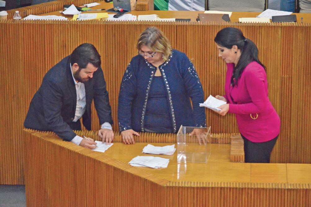 Decisión. Los diputados de todas las bancadas eligieron a Héctor García para suplir temporalmente a Jaime Rodríguez (EMILIO VÁSQUEZ. EL UNIVERSAL)