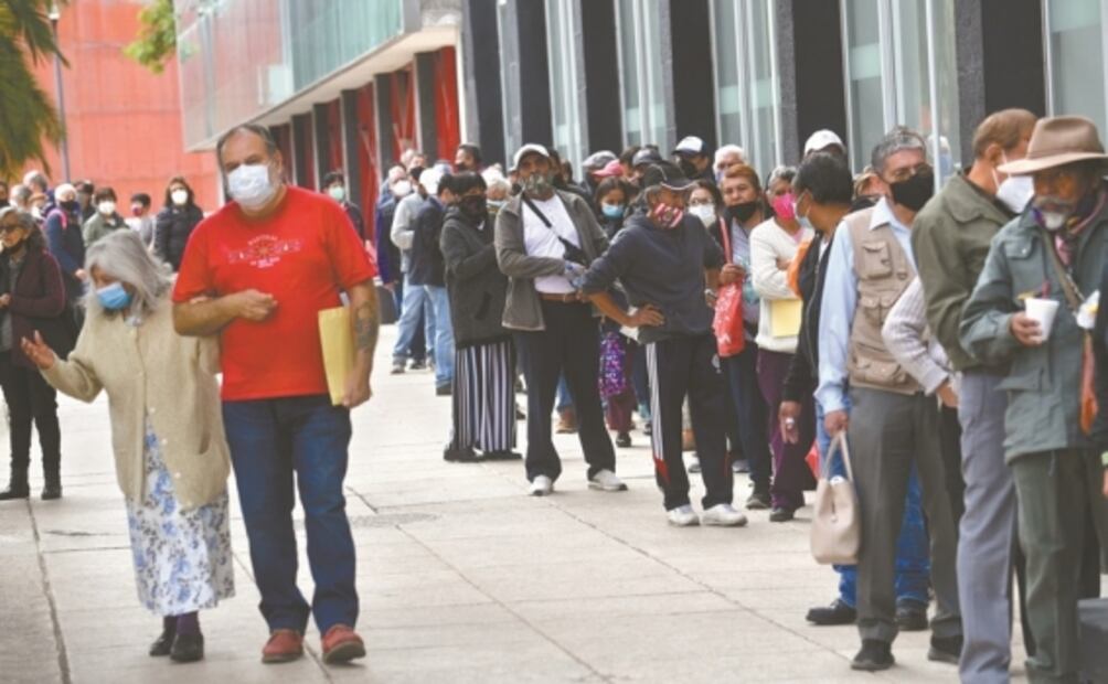 Hacen largas filas para tramitar la Tarjeta del Bienestar