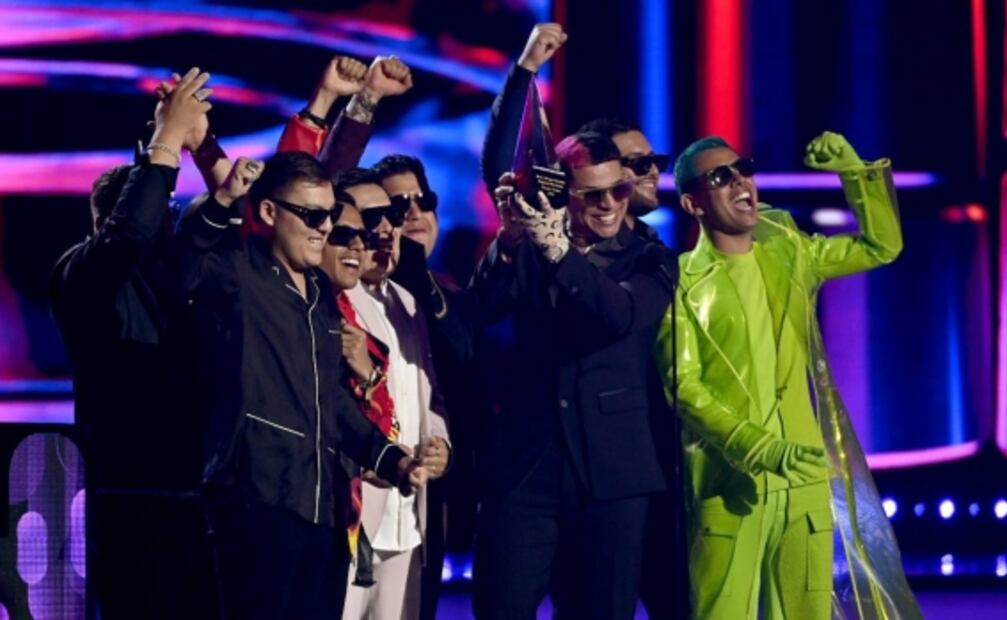Noche de Christian Nodal en los LatinAMAs; brillan también los ausentes