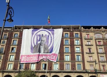 Colocan mega lona de García Luna en el Zócalo previo a marcha, pero ciudadanos en favor del INE la quitan
