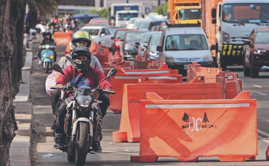 Luego de que desde el 30 de julio comenzó la prueba piloto de la ciclovía La Gran Tenochtitlan, motociclistas la utilizan para sortear el tránsito generado por la reducción de un carril en calzada de Tlalpan. En tanto, los peatones se bajan de la banqueta por la presencia de material de construcción.  Foto: de Darío Luna. El Universal