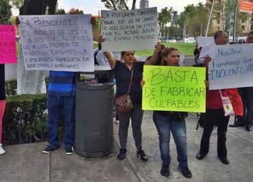 Families protest over prison guards detained for El Chapo's escape