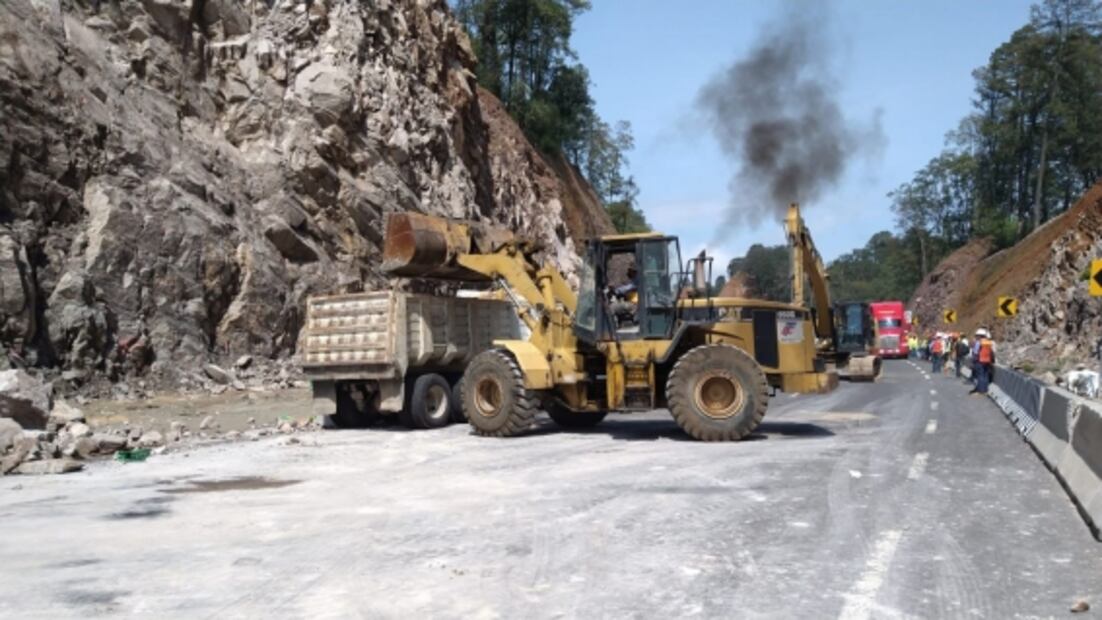 Por derrumbe cierran temporalmente la autopista Toluca- Naucalpan