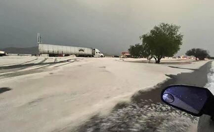 Granizada sorprende a San Luis Potosí y llena de blanco calles y carreteras