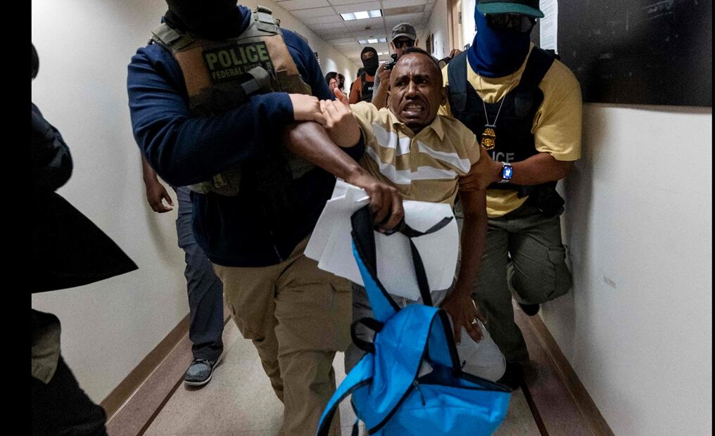 Agentes federales y del ICE se llevan a un hombre a rastras tras su audiencia judicial en el tribunal de inmigración en el Edificio Federal Jacob K. Javitz, en la ciudad de Nueva York, el 24 de julio de 2025. Foto: Archivo/AFP