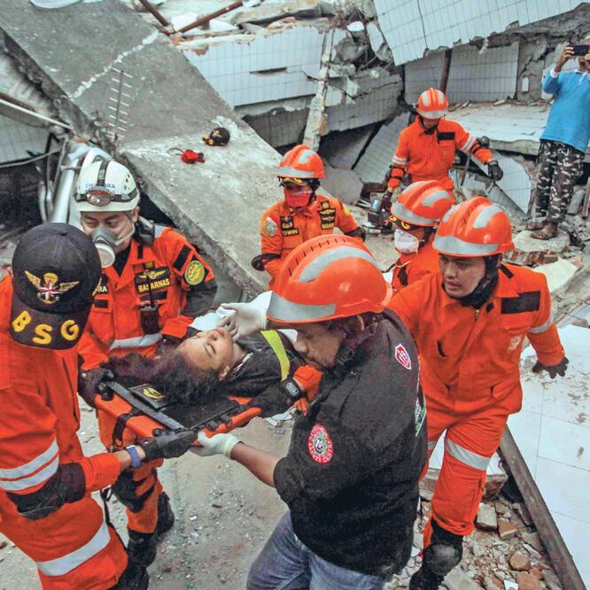 Rescatistas de Indonesia hallaron ayer con vida a una mujer de entre los escombros de un hotel en la ciudad de Palu, la más afectada por el tsunami. (REUTERS)