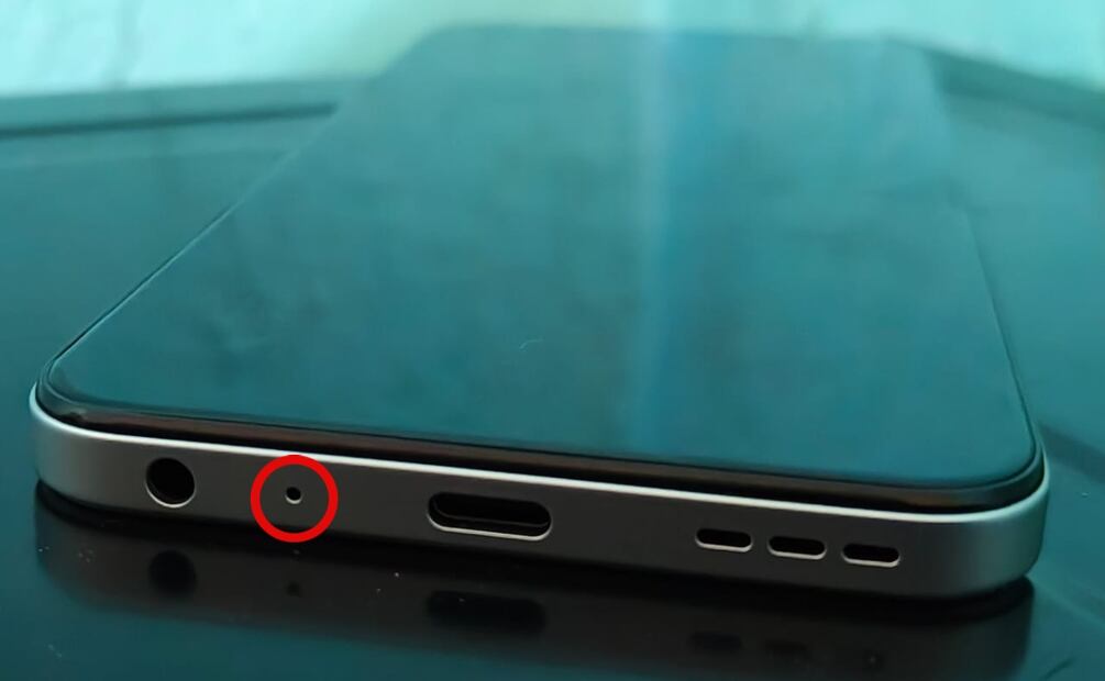 ¿Has visto este orificio en tu celular? Para esto sirve. Imagen: Tech Bit