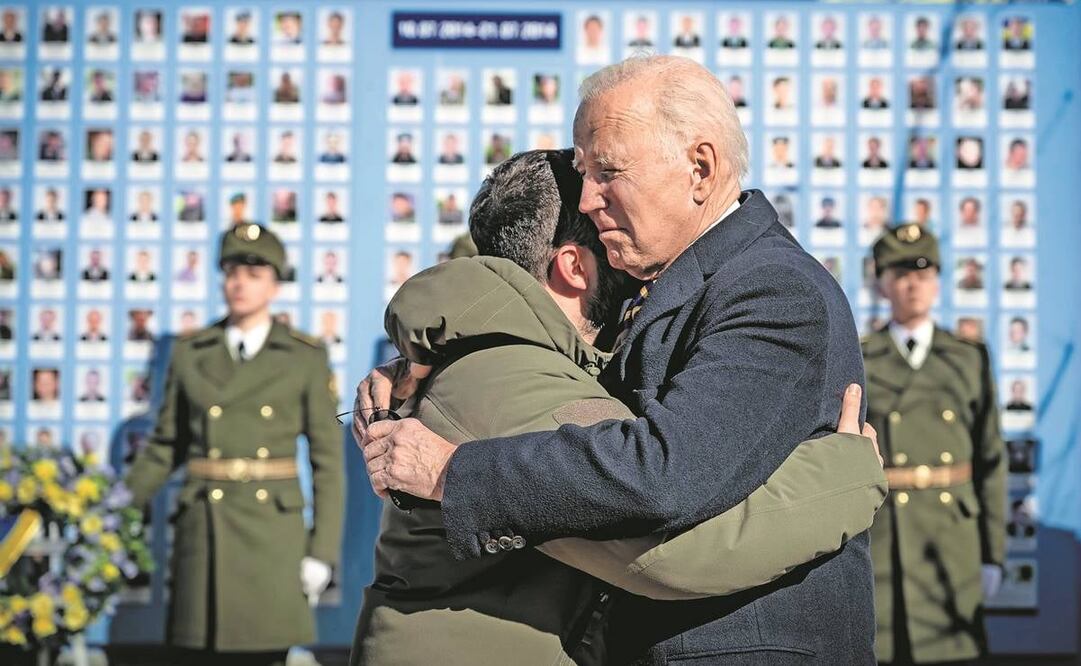 El presidente ucraniano, Volodimir Zelensky, despidió con un abrazo a su par estadounidense, Joe Biden, en el Memorial a los Defensores Caídos. Biden visitó por sorpresa Ucrania en vísperas del primer aniversario de la invasión rusa. El mandatario de EU a