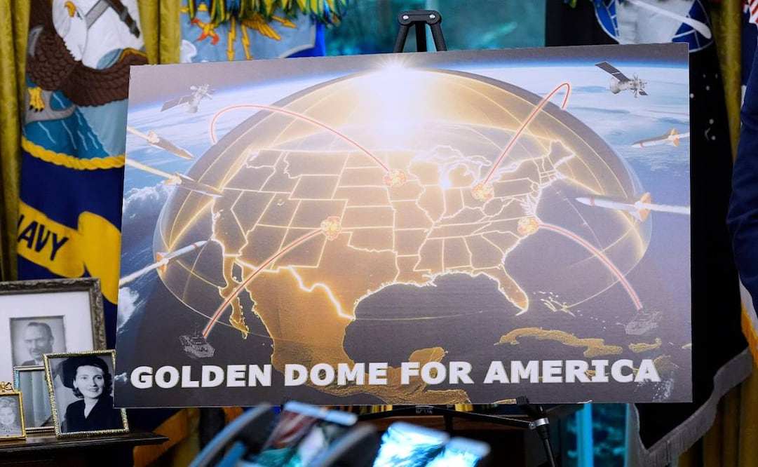 Un cartel que representa la Cúpula Dorada se muestra mientras el presidente Donald Trump habla en la Oficina Oval de la Casa Blanca, el martes 20 de mayo de 2025, en Washington. Foto: Alex Brandon / AP