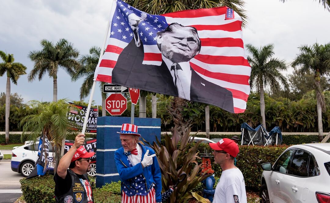 Los partidarios del expresidente Donald Trump se reúnen cerca de la entrada del campo de golf Trump National Doral Miami para una manifestación para mostrar su apoyo a Trump en Doral, Florida. Foto: EFE