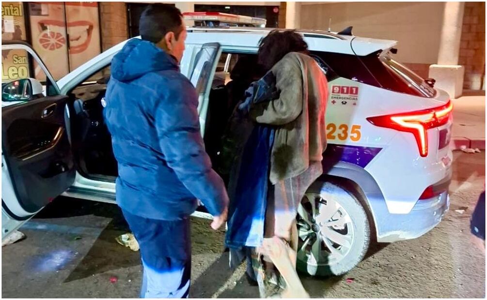 Se entregó una bebida caliente y cobijas a las personas en situación de calle debido a la presencia de la segunda tormenta invernal en Sonora (9/01/2025). Foto: Especial