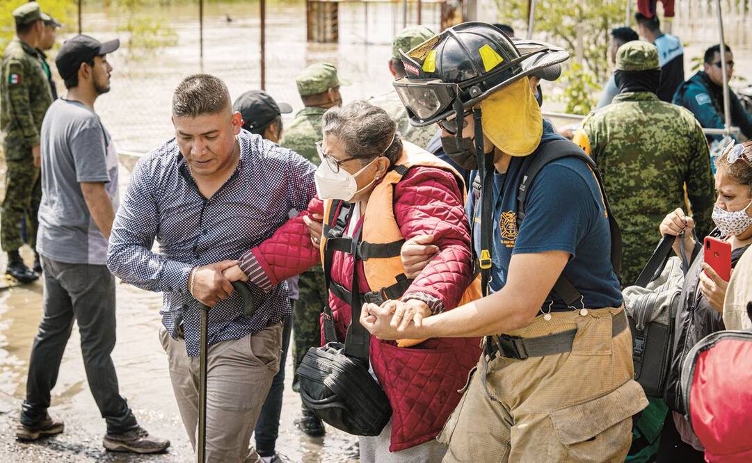 Apoyados por elementos del Ejército, decenas de familias fueron evacuadas en el fraccionamiento La Rueda con ayuda de lanchas. Foto: Demián Chávez / EL UNIVERSAL.