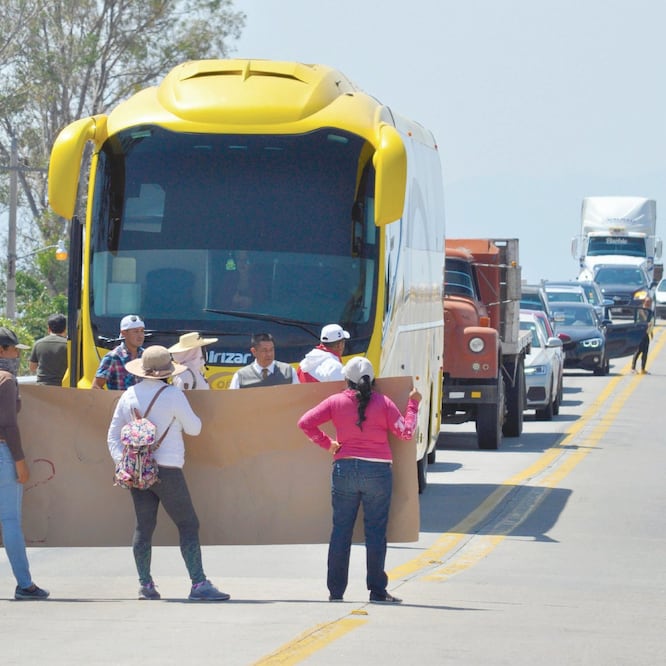 Habitantes de Amilcingo y activistas de la Asamblea Permanente de los Pueblos de Morelos obstruyeron la Autopista Siglo XXI; exigen justicia para Samir Flores. CUARTOSCURO