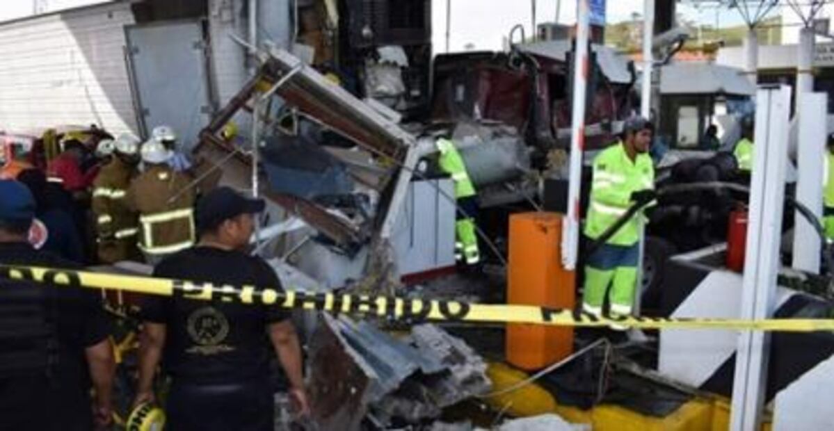 Muere una persona por choque de tráiler en caseta de autopista Guadalajara-Tepic