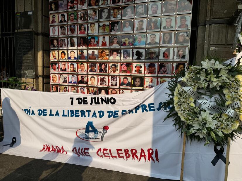Trabajadores de los medios de comunicación llevaron una corona fúnebre a las puertas del Palacio de Gobierno. Foto: Justino Miranda - EL UNIVERSAL