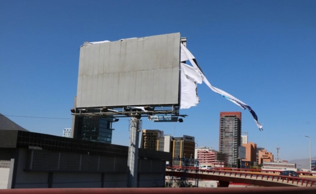 Rachas de viento en Monterrey dejan daños y 2 lesionados