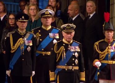 Rey Carlos III y sus hermanos velan el féretro de Isabel II en el palacio de Westminster