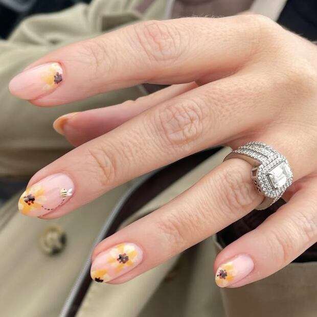 Los diseños con abejas evocan la polinización. Foto: Instagram @loznailartistry