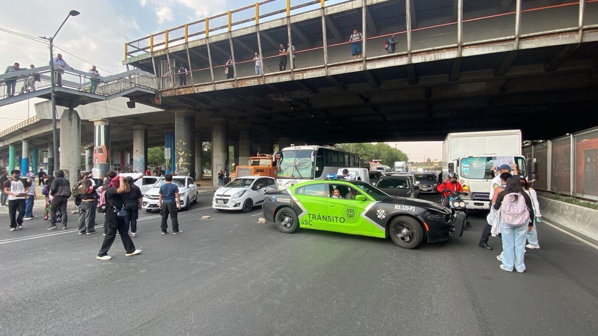 Un grupo de estudiantes bloquearon la avenida 508 debido a la muerte de "Mantecado", un gatito que hallado dentro del plantel. (Foto: Juan Carlos Williams/ EL UNIVERSAL)