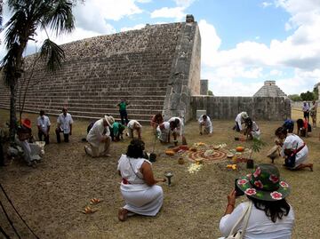 Agradecen a la Madre Tierra con ceremonia ancestral en ruinas de Chichén Itzá