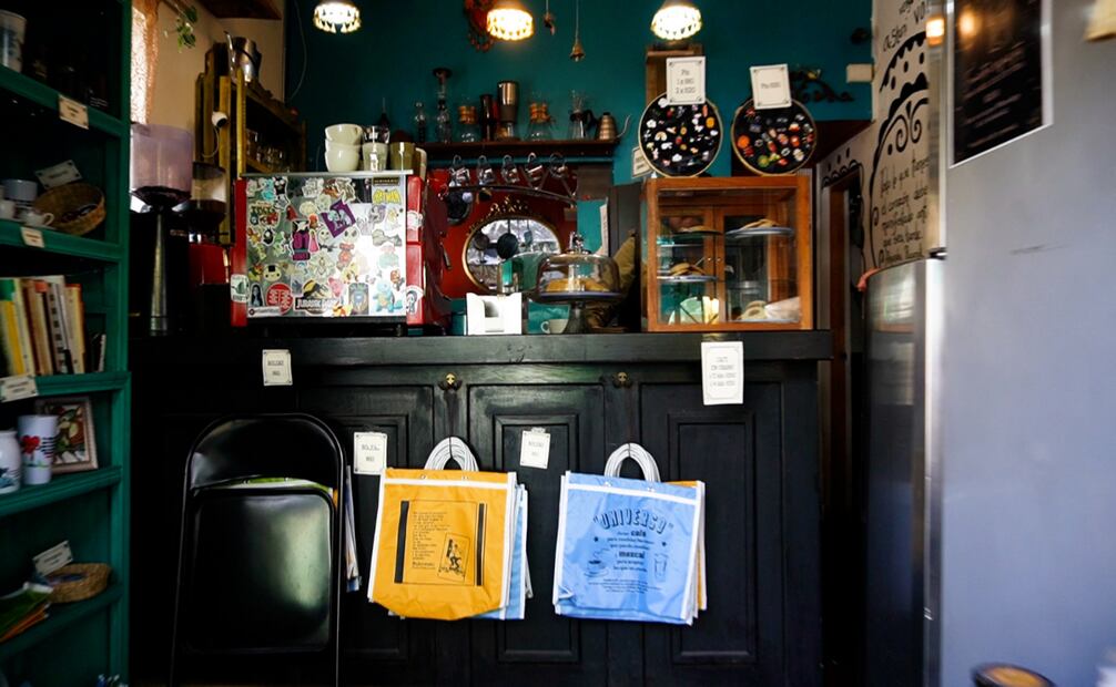 El ambiente de Vocablo: Café y Poesía transmite una sensación de tranquilidad y relajación que inspira serenidad tan pronto se instala uno en esta cafetería. Foto: Diego Prado / EL UNIVERSAL