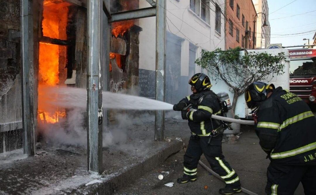 Se registra incendio en predio abandonado del Centro Histórico; bomberos controlan el fuego. Foto: Especial