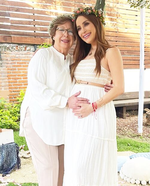 Cynthia Rodríguez y su madre posan juntas, mientras se llevaba a cabo el "blessing way" de la cantante, organizado por Laura G.
Foto: Instagram