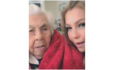 Thalía celebra y le canta a su abuela en sus 101 años