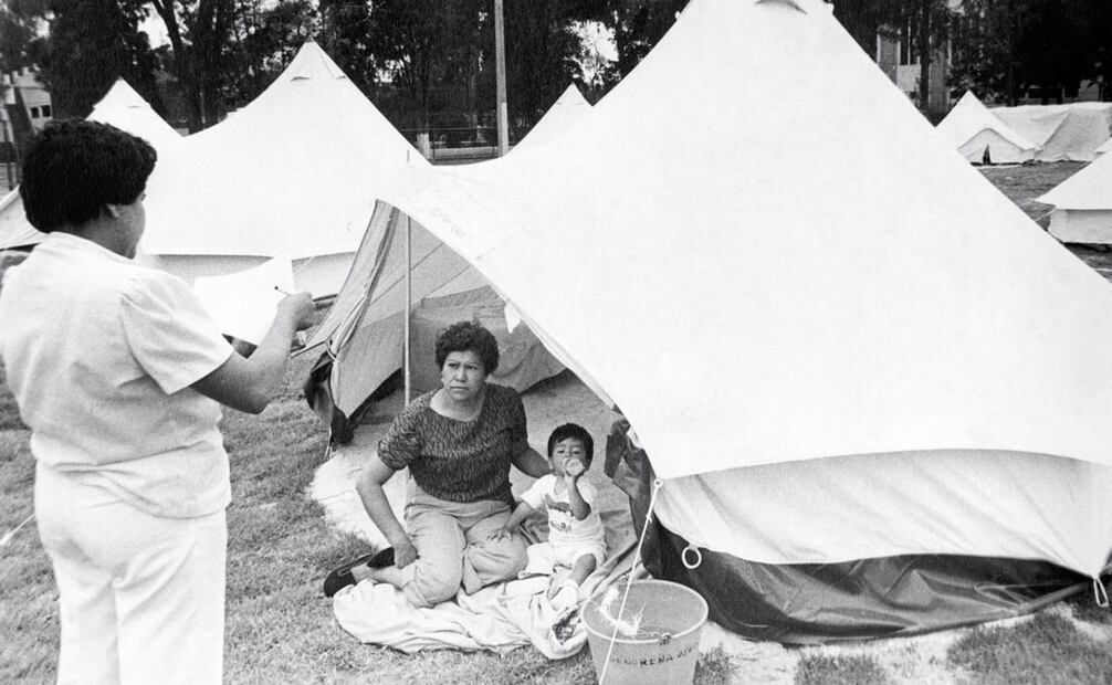Toma de datos a damnificados, después de los sismos de 1985. Se exigió la expropiación de baldíos para dar hogar a los afectados. Foto: Archivo EL UNIVERSAL.