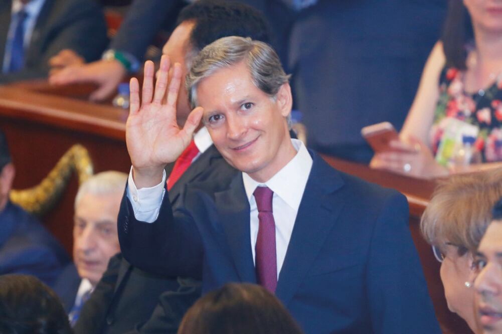 Acompañamiento. Alfredo del Mazo acudió ayer al Quinto Informe de Gobierno de Miguel Ángel Mancera (BERENICE FREGOSO. EL UNIVERSAL)