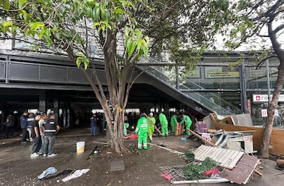 Gobierno capitalino recupera espacio público en Glorieta de Insurgentes; desalojan a comerciantes ambulantes