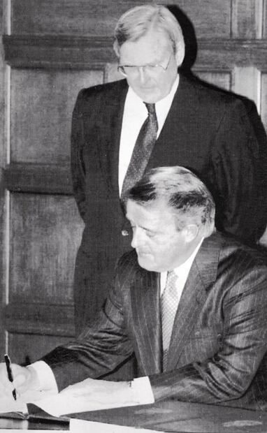 Firma de Brian Mulroney, primer ministro canadiense, en el parlamento de su país el 17 de diciembre de 1992. Foto: AP.