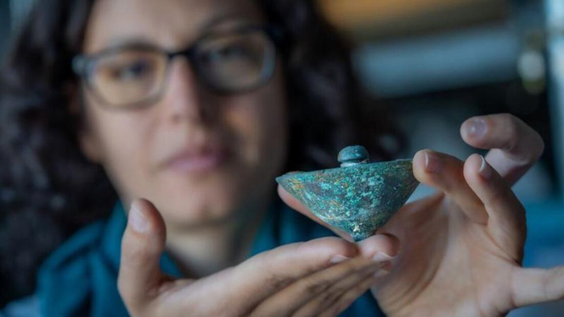 Todavía se puede ver un trozo de cuerda alrededor del cuello de la plomada. Foto: BBC/TONY JOLLIFFE
