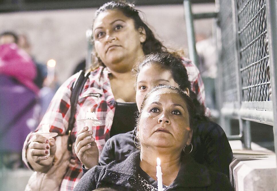 Participantes en la vigilia de ayer en San Bernardino para orar por las víctimas del tiroteo masivo ocurrido en un centro de servicios sociales (ZHAO HANRONG. XINHUA)