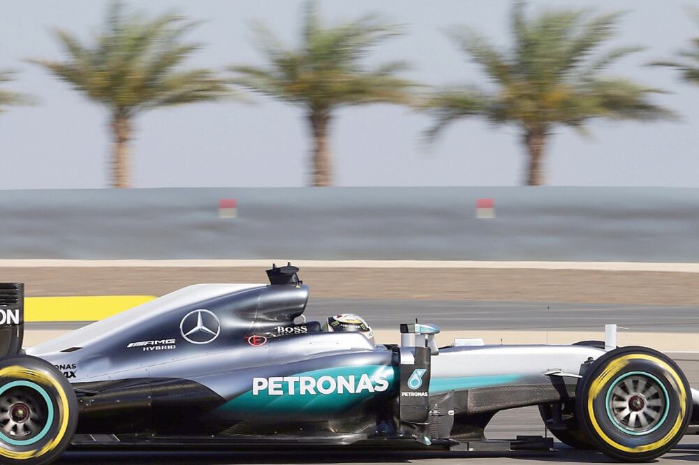 El piloto británico Lewis Hamilton, de la escudería Mercedes, se volvió protagonista y superó a Rosberg (JAMES MOY. XINHUA)