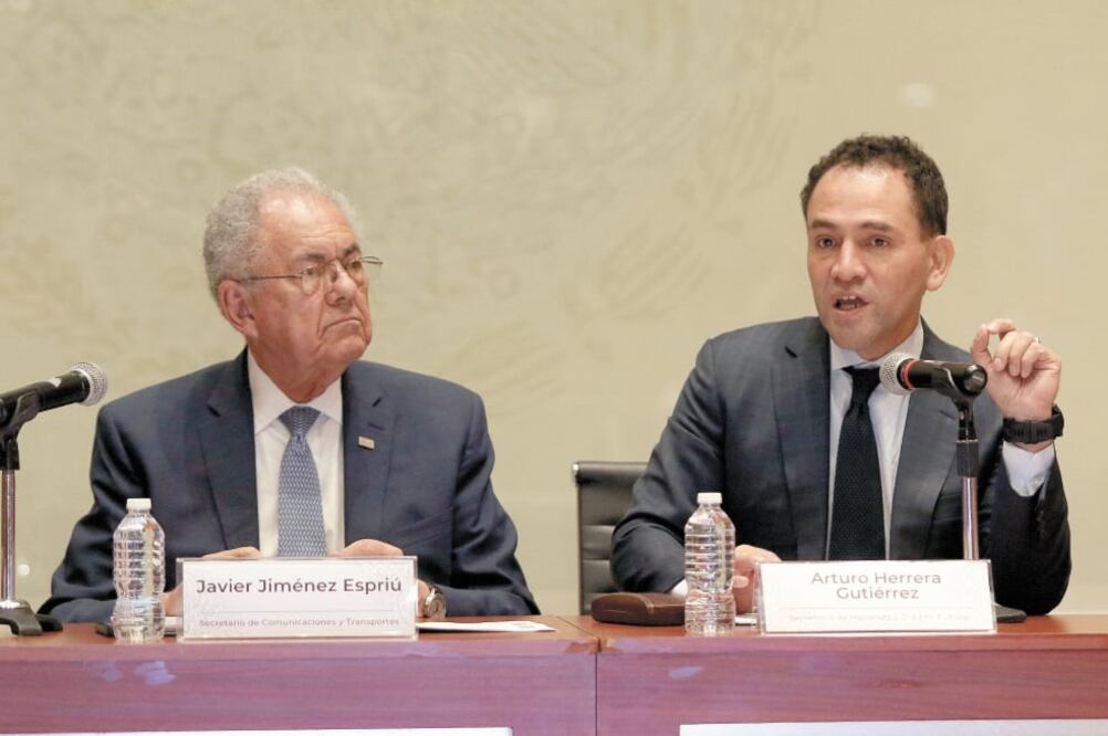 Javier Jiménez Espriú, titular de la SCT, y Arturo Herrera, secretario de Hacienda, el pasado lunes al anunciar el plan. Foto: CARLOS MEJÍA. EL UNIVERSAL
