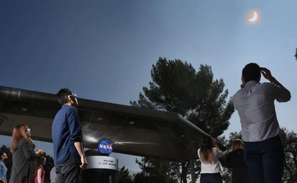 La NASA advirtió a la población que de no contar con gafas para eclipse o un visor solar portátil era preferible utilizar un método de visualización indirecta. Foto: NASA