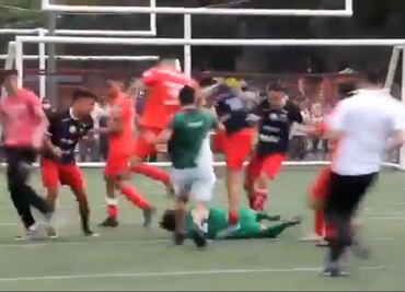 Brutal golpiza entre equipos del futbol mexicano deja a un jugador inconsciente
