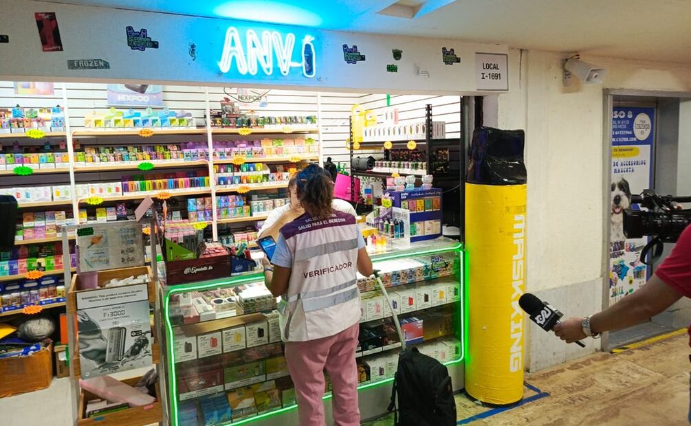 Clausuran comercio en operativo de vapeadores por el Día Mundial sin Tabaco en la calle Izazaga. Foto: Kevin Ruiz