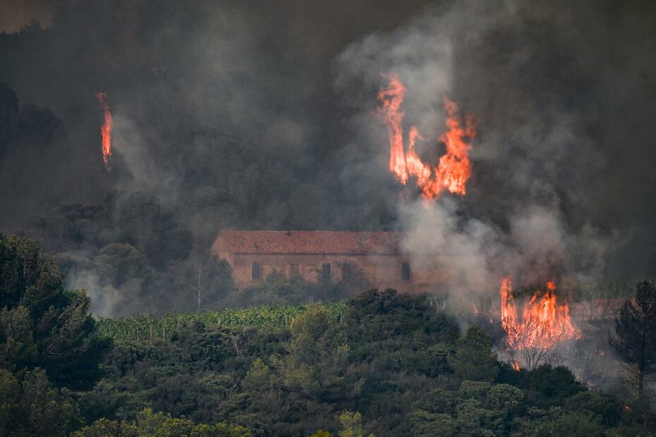 Hasta el momento se han quemado unas 16 mil hectáreas y al menos una persona ha fallecido en el incendio forestal en el sur de Francia. Foto: EFE